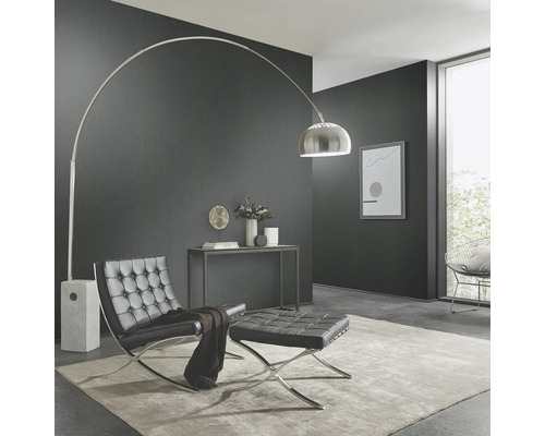 Vardagsrum med golvlampa, fåtölj och pall