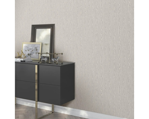 Dekorativ tapet med trästruktur i interiör med byrå