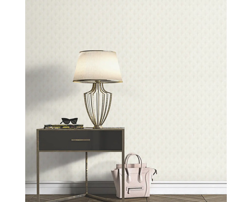 Scen med mönstrad tapet, sänglampa, handväska och sängbord