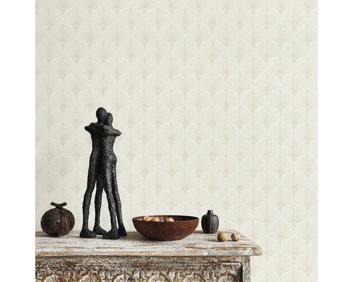 Inredningsidé med mönstrad tapet, skulptur och träskål på ett bord