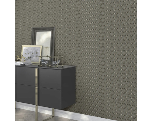 Vardagsrum med byrå, dekoration och mönstrad tapet