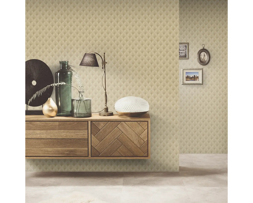 Inredningsdesign med tapet, byrå och dekoration