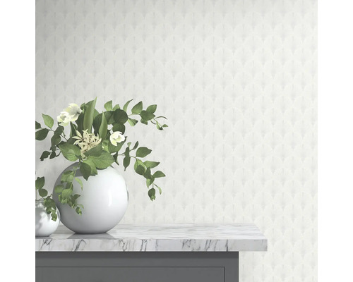 Dekorativ tapet med fläktmönster och blommor i vaser på en marmoryta.