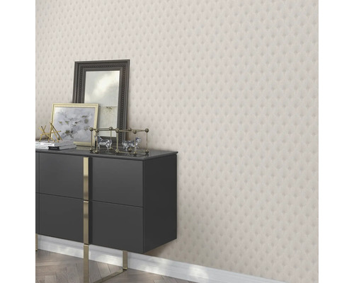 Vardagsrum med mönstrad tapet och byrå