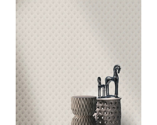 Tapet med mönster och dekorativa figurer på små bord.