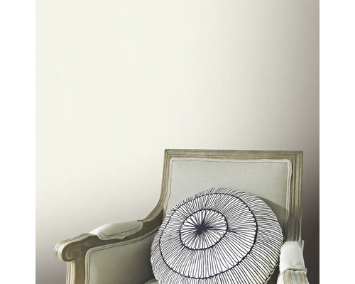 Beige tapet med stol och kudde