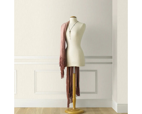 Ljust rum med strukturtapet och skyltdocka med sjal