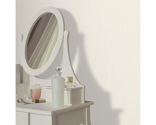 Ljus tapet i sovrum med sminkbord och spegel