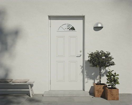Ytterdörr med glasinsats, bänk och växter framför en fasad