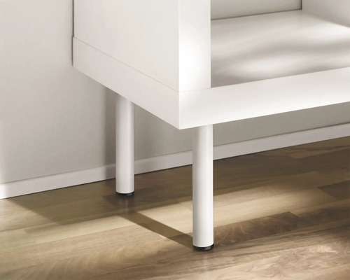 Detaljvy av en vit möbel med runda ben