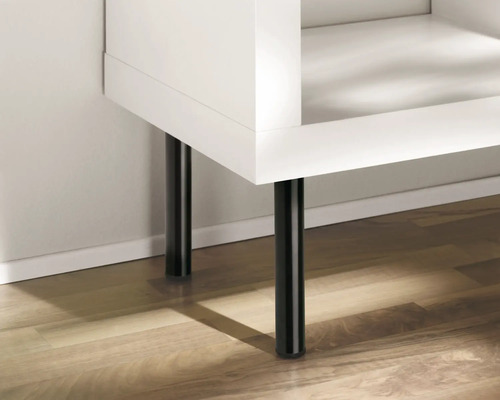 Vit hylla med svarta ben på trägolv