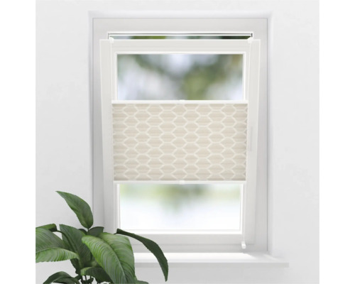 Fönster med beige plisségardin och geometriskt mönster