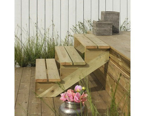 Träterrass med trappa och dekorativa blomkrukor