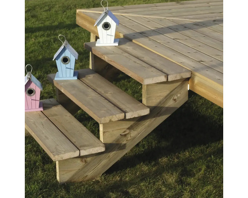 Träterrass med trappa och tre färgglada fågelholkar