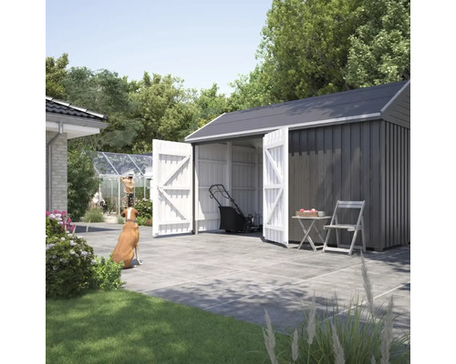 Trädgårdsscen med redskapsbod, öppna dörrar, gräsklippare och trädgårdsmöbler