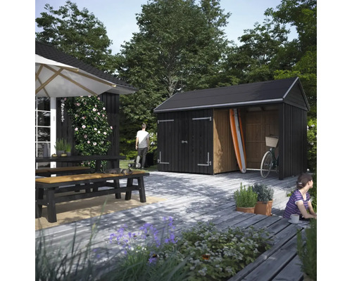 Trädgårdsscen med redskapsbod, sittgrupp och personer på en träterrass