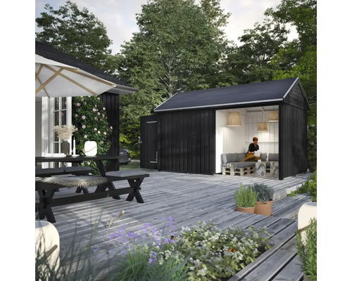 Trädäck med trädgårdshus, sittgrupp och planteringar