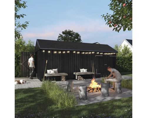 Svart redskapsbod med belysning, eldstad och sittplatser i trädgården