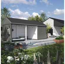 Trädgårdsscen med trähus, terrass med sittdynor, trädgårdsmöbler och bubbelpool