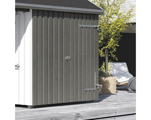 Trädgårdsskåp med trädörr och metallbeslag på en träaltan