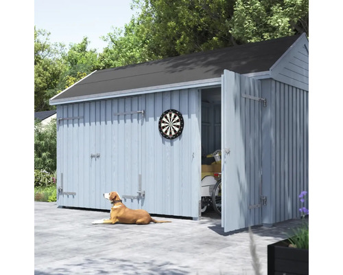 Trädgårdshus i trä med öppna dörrar, darttavla och hund