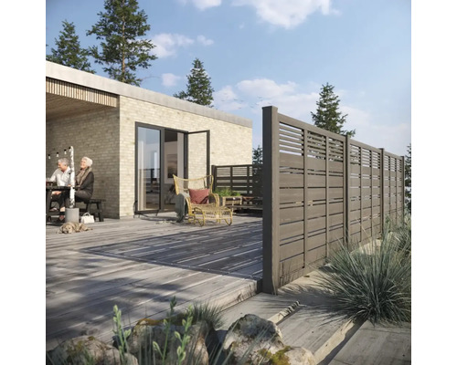 Uteplats med trädäck och insynsskydd för avskildhet och vindskydd