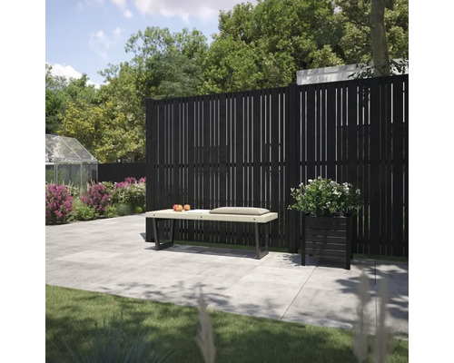 Trädgårdsscen med trästaket, bänk och blomlåda