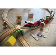 Trätågbana med tåg, spår, bro, byggklossar och batterier