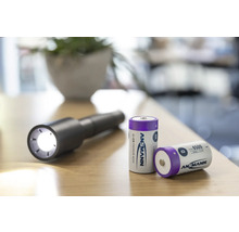 Ansmann logotyp med Ansmann batterier och en tänd ficklampa