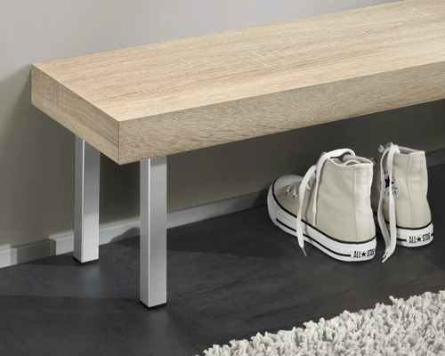 Träbänk med metallben och skor