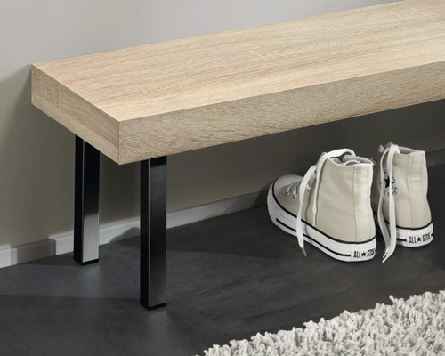 Bänk av trä med metallben och skor