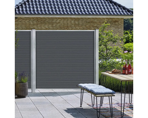 Insynsskydd av trä och metall på en terrass med bord och bänk