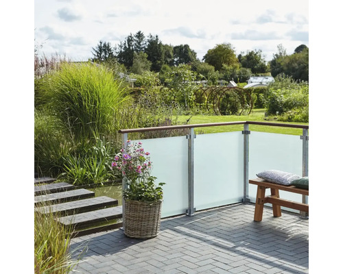 Trädgårdsscen med insynsskydd, blomkruka och sittbänk