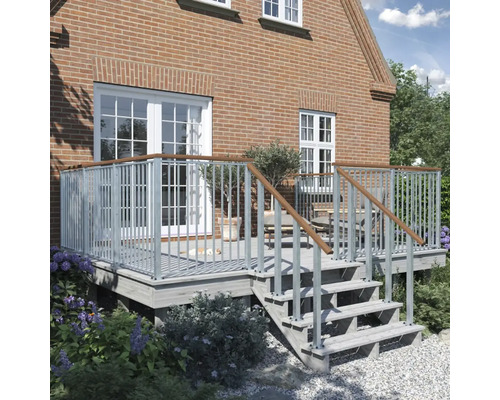 Terrass med metallräcke och träräcke på ett hus med tegelväggar.