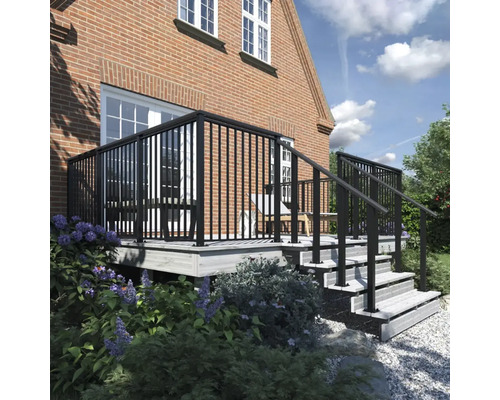 Terrass med svart räcke vid huset