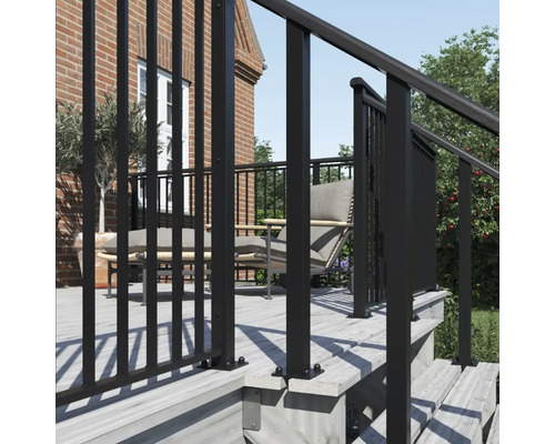 Terrass med aluminiumräcke framför ett bostadshus