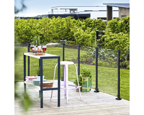 Trädgårdsscen med glasstaket, barbord och barstol på träterrass