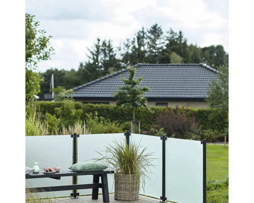 Terrass med vindskydd, sittbänk och planteringskärl