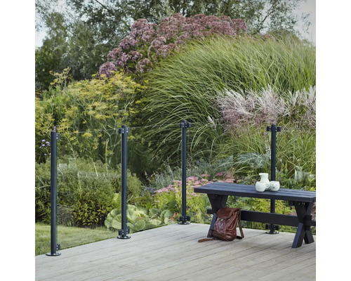 Terrass med glasräcke, sittbänk och trädgård