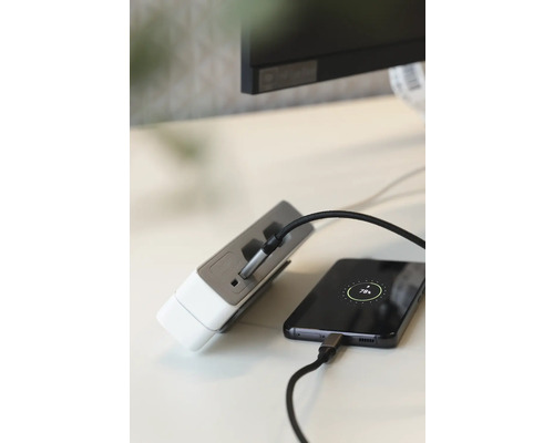 Grenuttag med USB-portar laddar en mobiltelefon