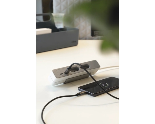 Grenuttag med USB-port laddar mobiltelefon