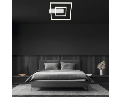 Sovrum med dubbelsäng och fyrkantig LED-taklampa