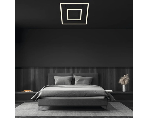 Sovrum med säng, sängbord och fyrkantig taklampa