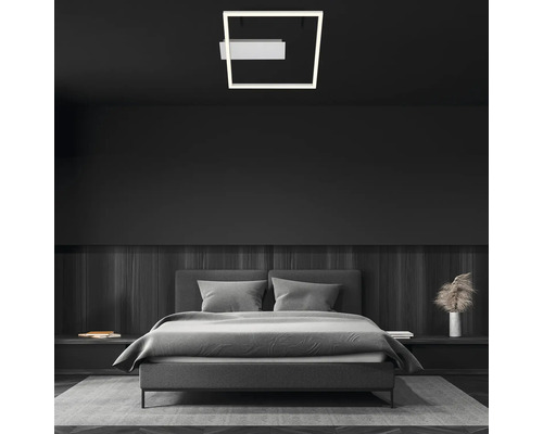 Sovrum med dubbelsäng, sängbord och fyrkantig taklampa