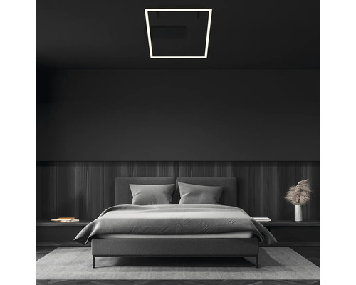 Sovrum med dubbelsäng och fyrkantig taklampa