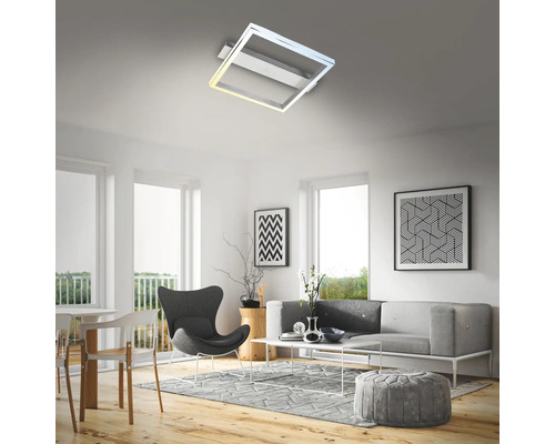 Vardagsrum med modern taklampa i fyrkantig form