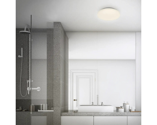 Badrum med dusch, handfat och taklampa