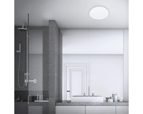 Modernt badrum med dusch, handfat och taklampa