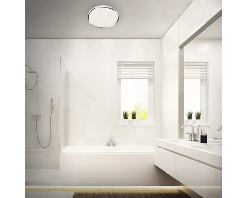 Ljust badrum med dusch, badkar, handfat och rund taklampa