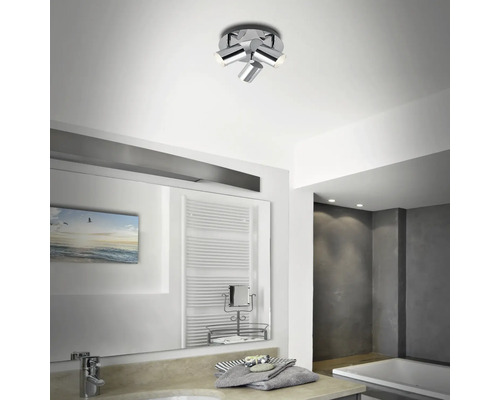 Taklampa med tre spotlights i badrum